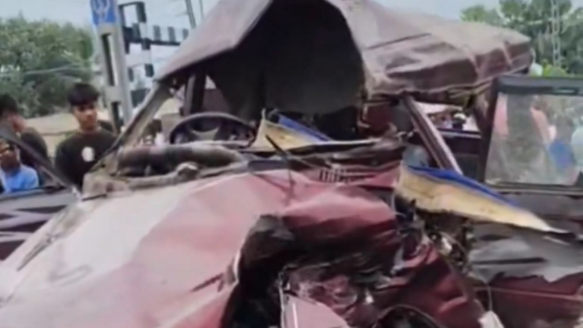 Train Hits School Van in Murshidabad, 5 Dead