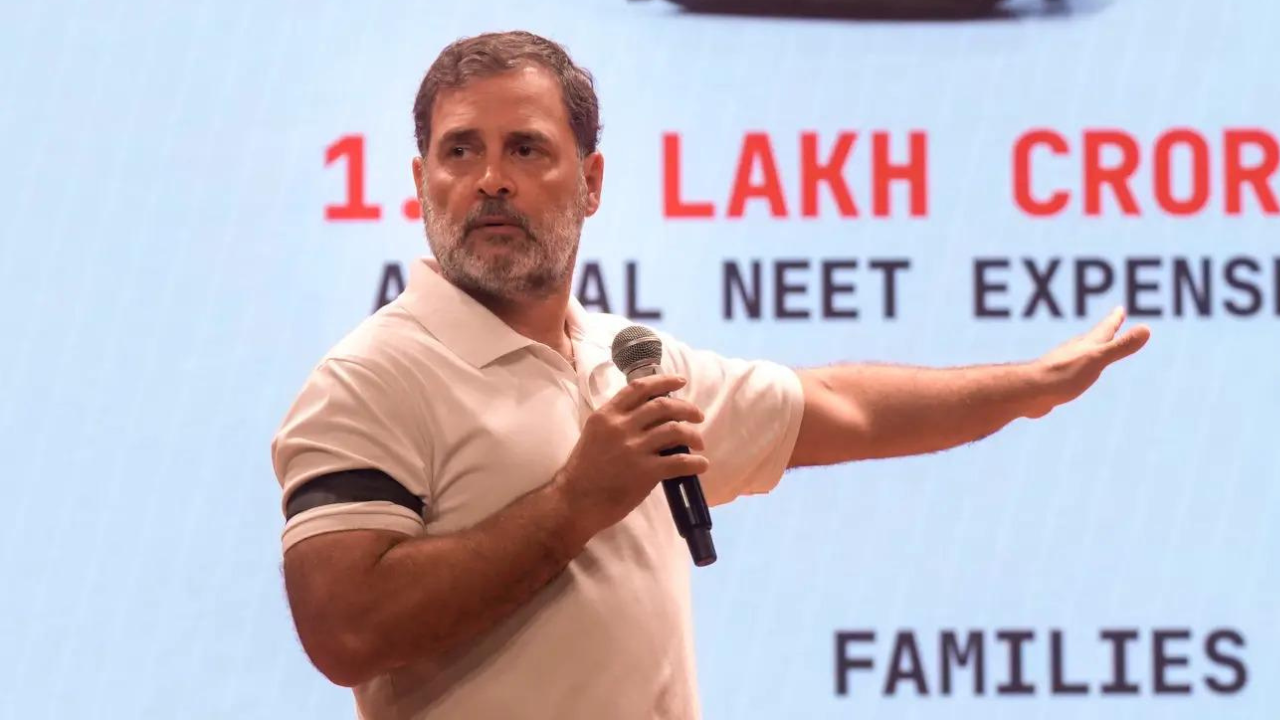 Rahul Gandhi Slams DU Over Jantar Mantar Advisory