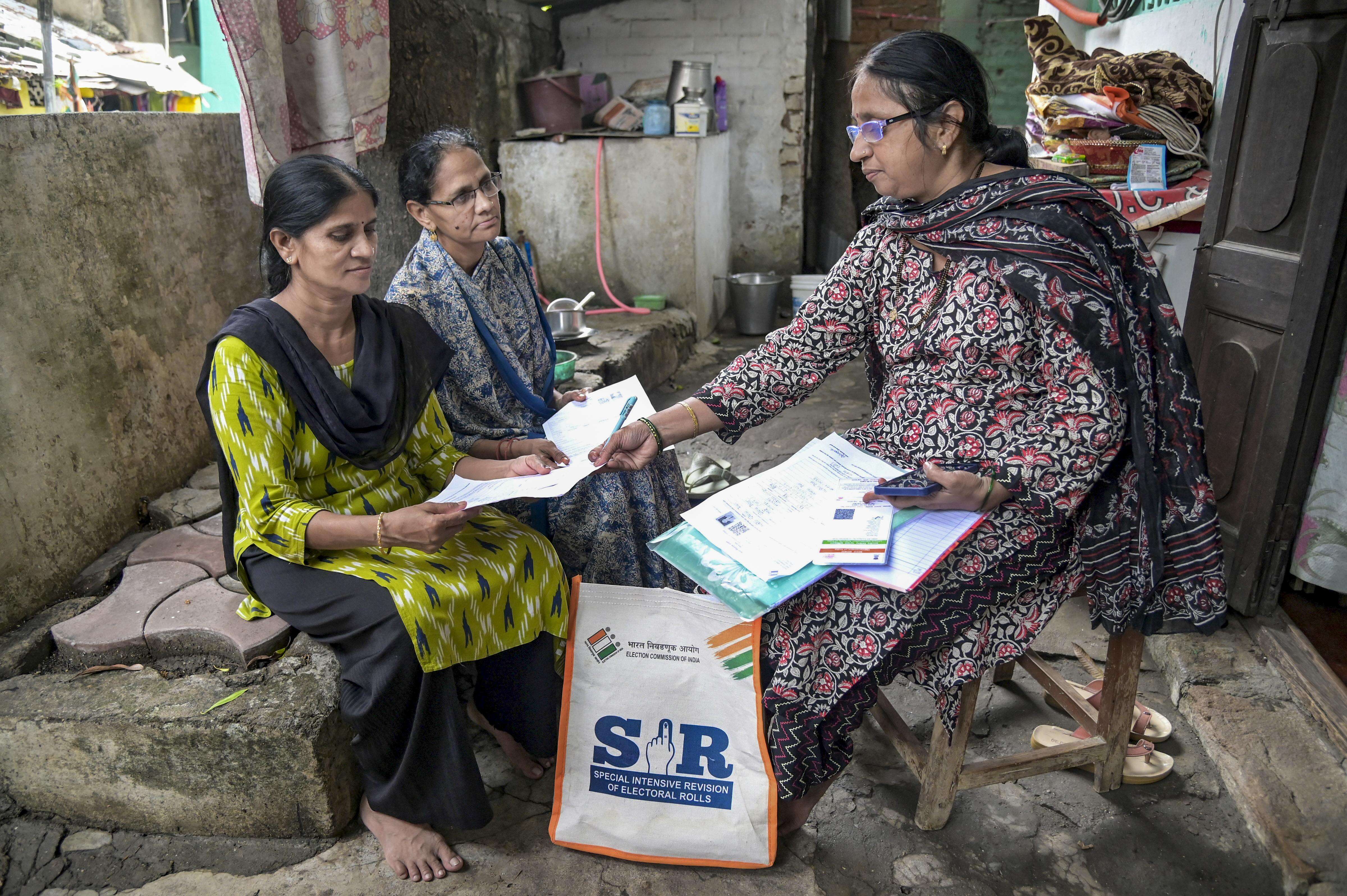 Mumbai Distributes 15% SIR Forms In 10 Days