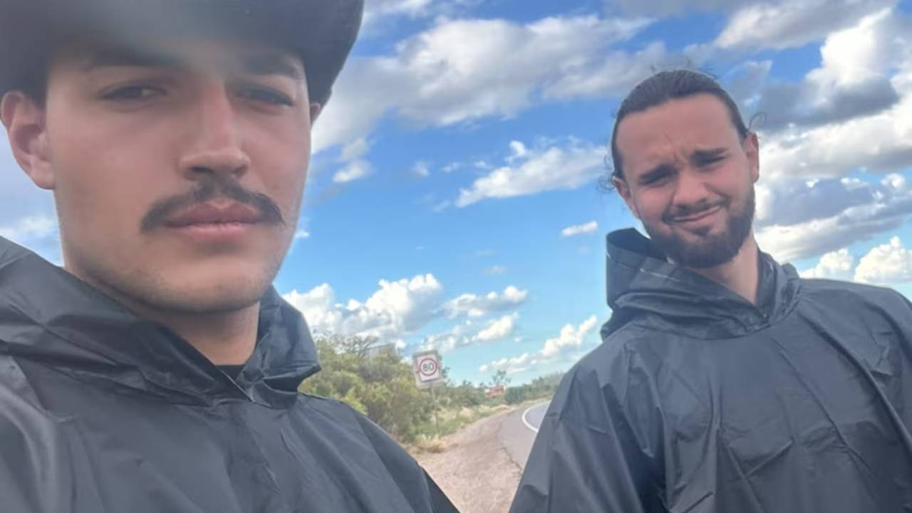 French Friends Hitchhike 5,000km Across Australia
