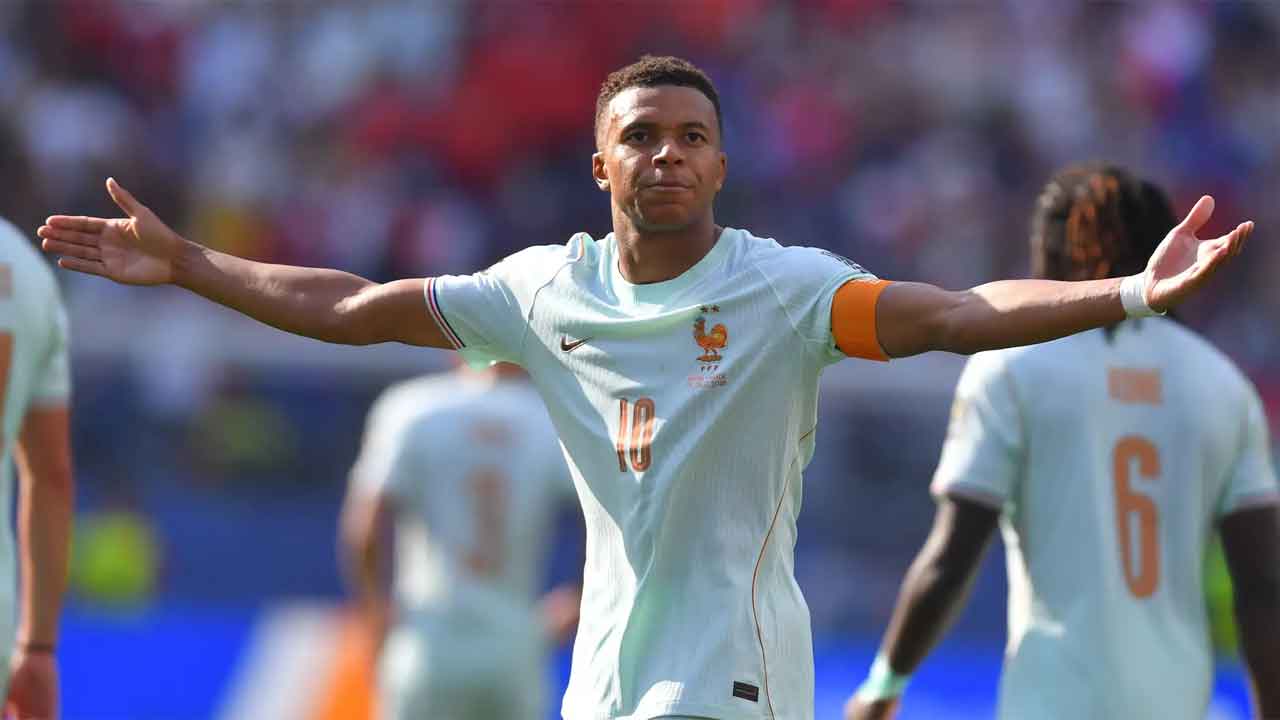 Mbappe's Penalty Delayed in France Win