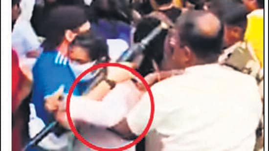 Mumbai Policeman Grabs Woman Protester in Viral Video