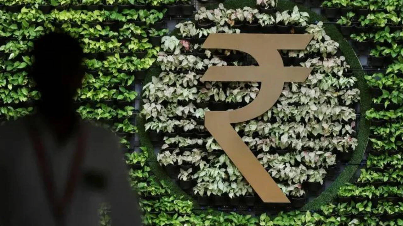 Rupee Falls 0.4% to 95.96 Against Dollar