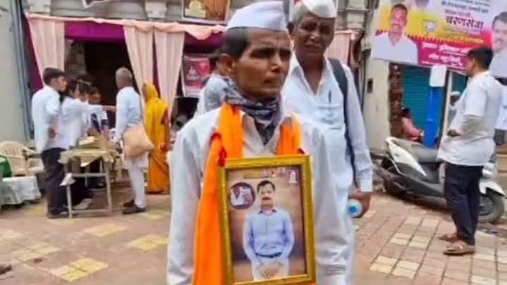 Warkari Carries Photo, Urges Action Against Gutka