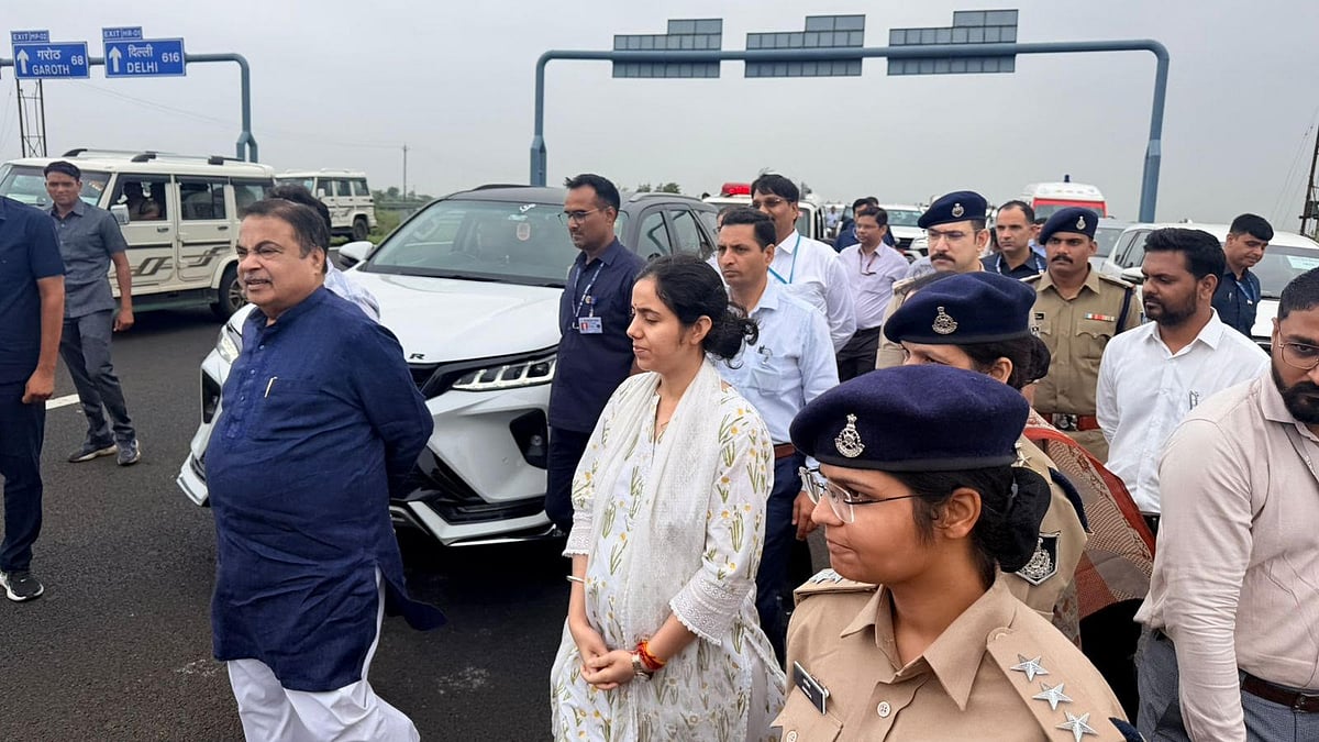 Gadkari Inspects Delhi-Mumbai Expressway