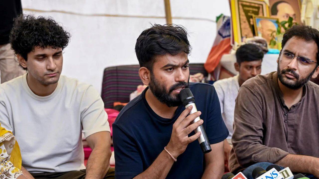 Dipke Demands Shah's Resignation