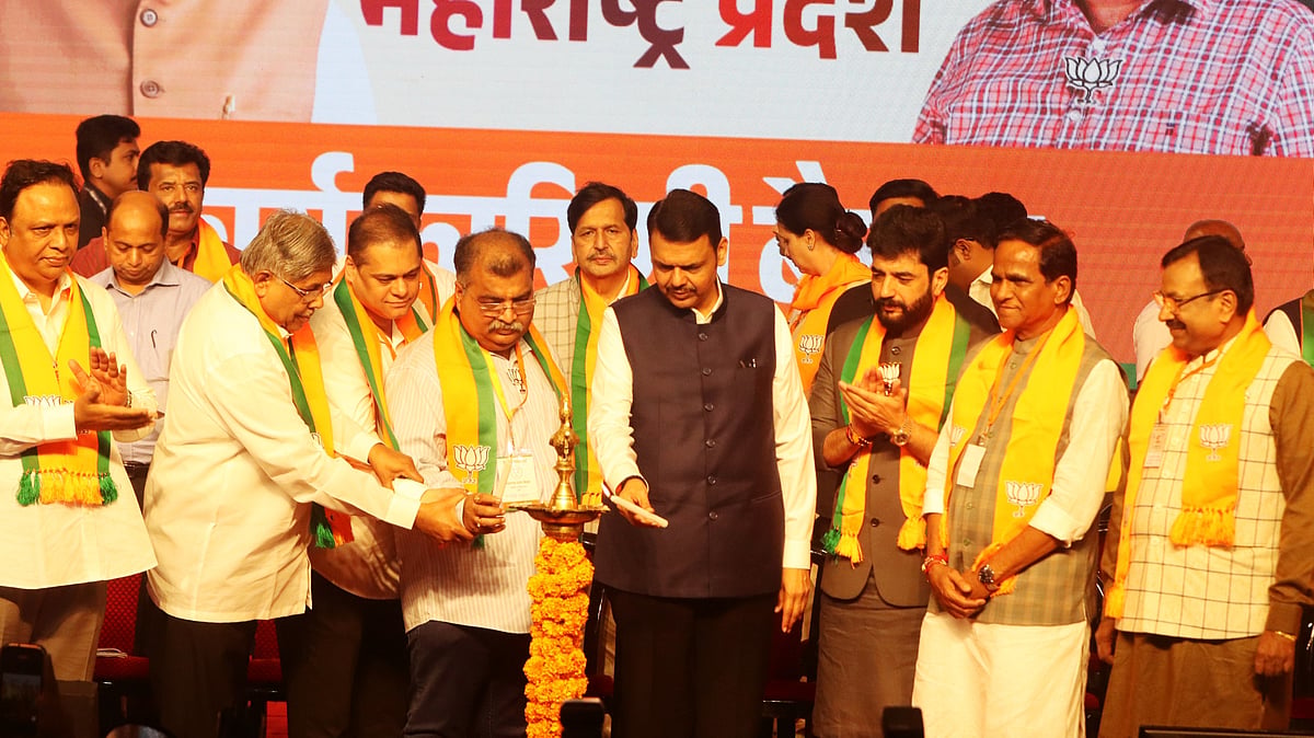 Fadnavis Accuses Congress of Spreading False Narratives on Constitution