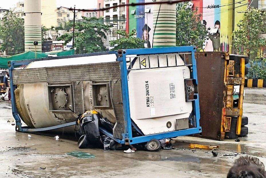 Tanker Crushes Auto, Kills 2 At Ghodbunder Signal