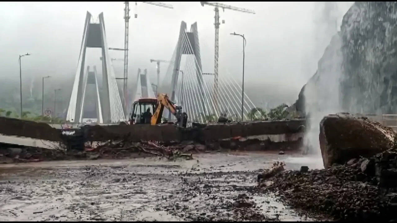 Landslide Hits Mumbai-Pune Expressway