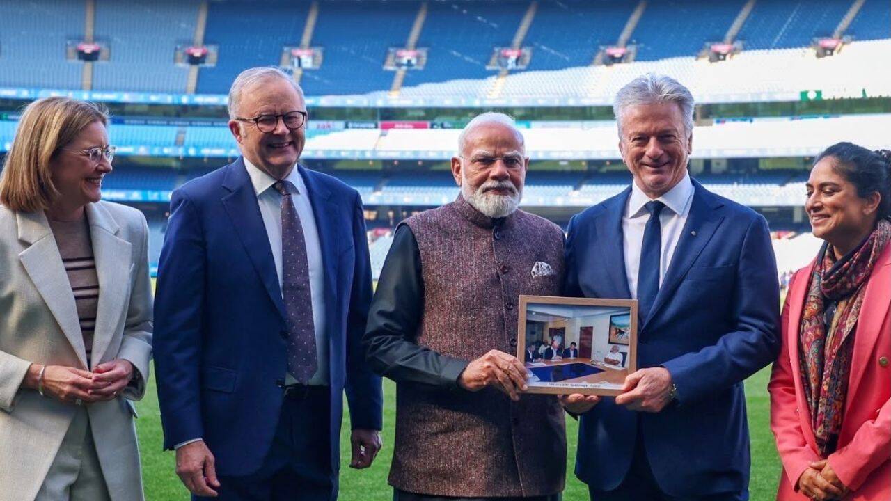 PM Modi Gifts Steve Waugh Rare Photo At MCG