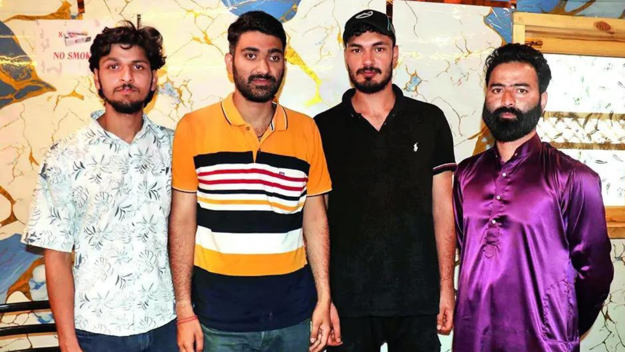 Kashmiri Pandit Opens Restaurant in Langate