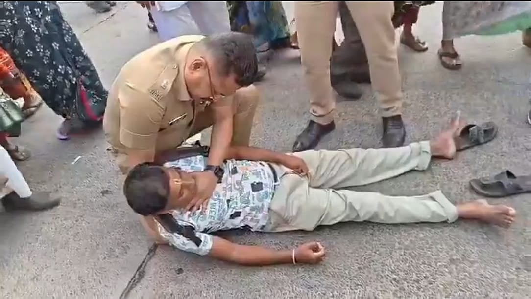 Pune DCP Helps Collapsed Warkari