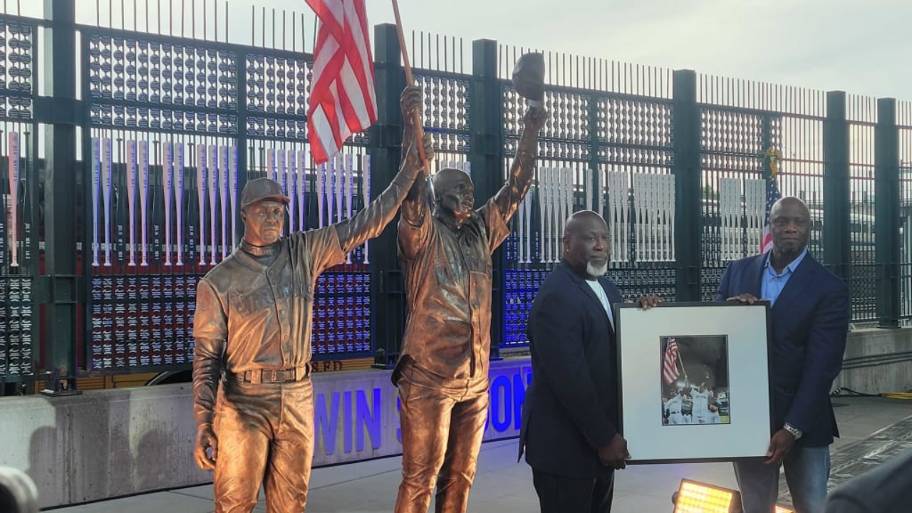 Mariners Unveil Statue of 9/11 Flag Moment