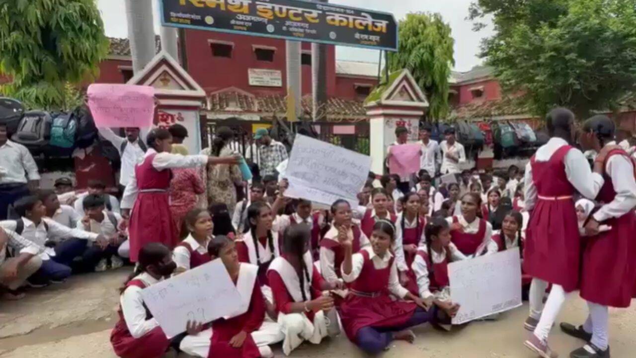 Azamgarh Students Protest Over Fees, Teacher Shortage