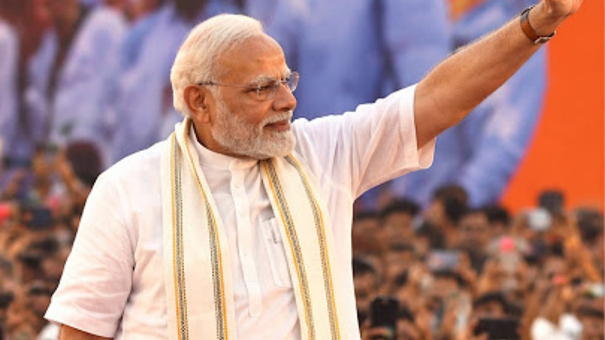 PM Modi Makes Grand Entry At Vadodara Event
