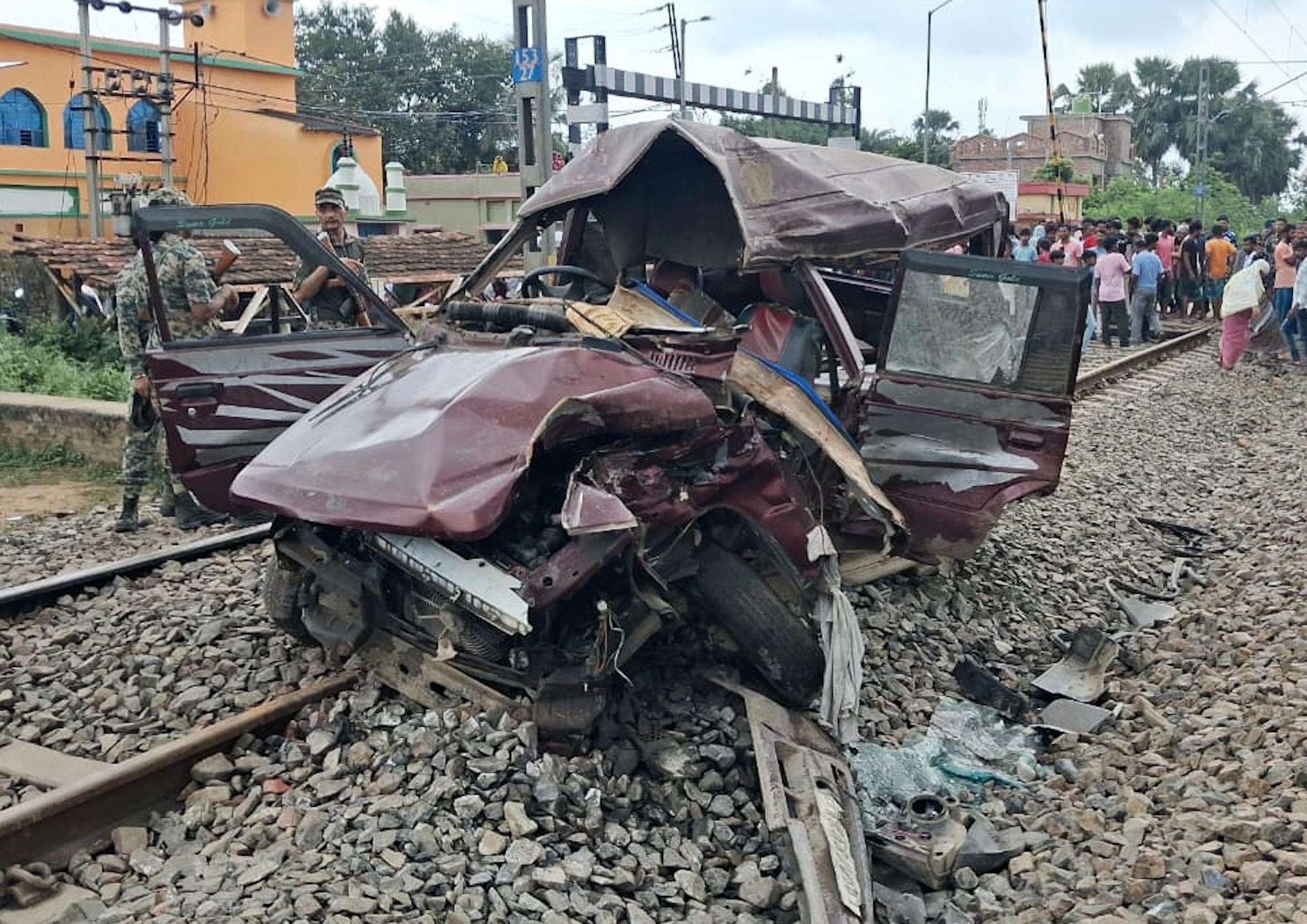 Train Hits Pool Car, Kills 4 Schoolkids