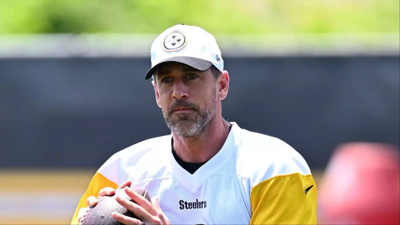 Aaron Rodgers Mentors Steelers' Young Quarterbacks