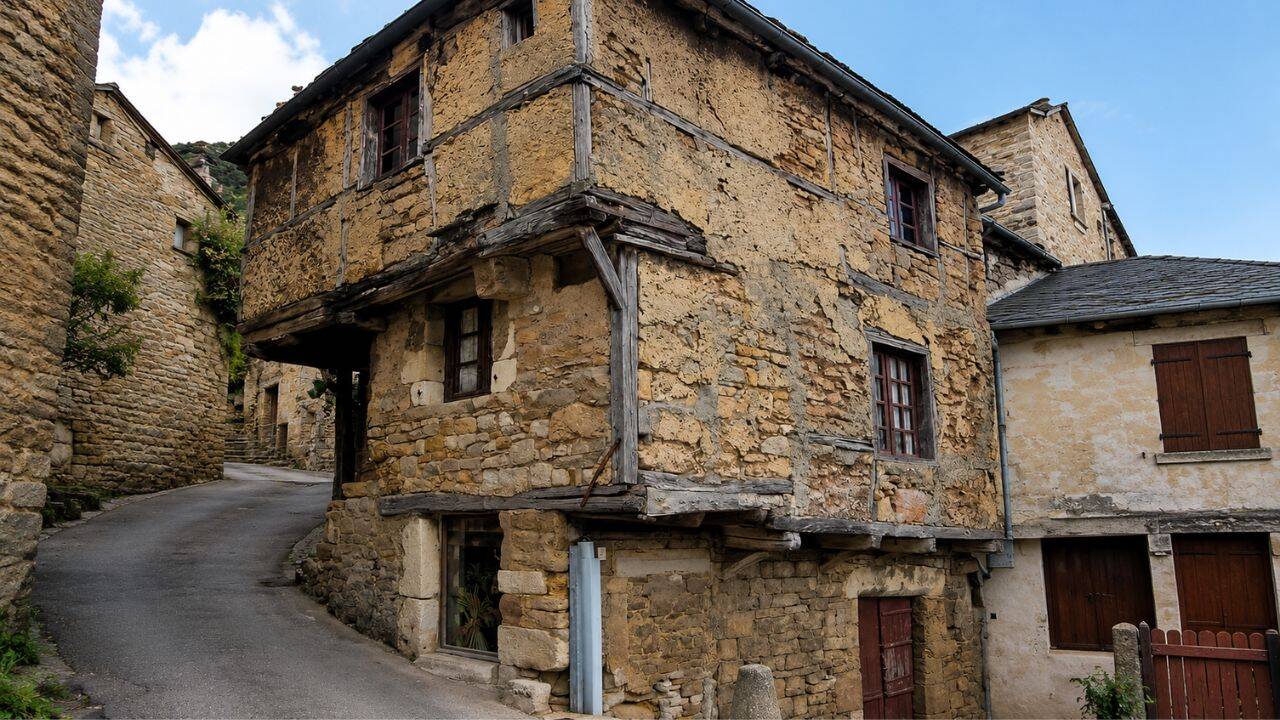 600-Year-Old French House Defies Gravity
