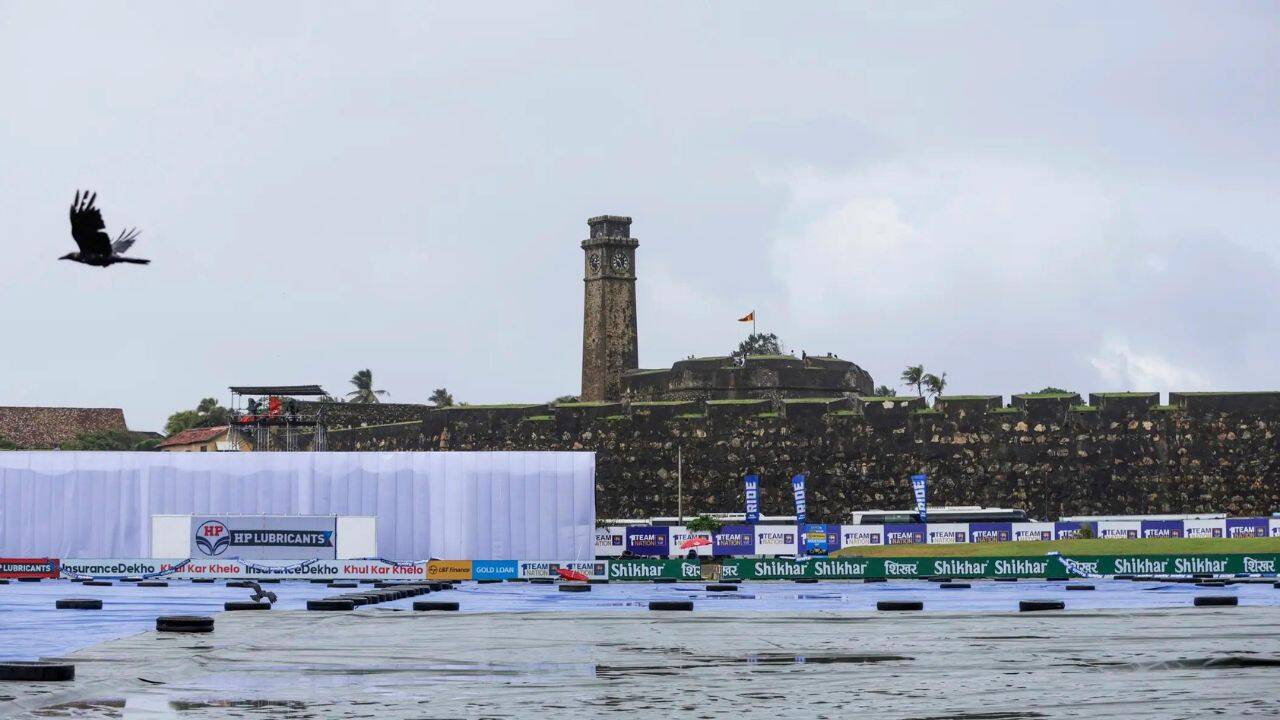 Galle Groundstaff Beats Rain in 5 Minutes