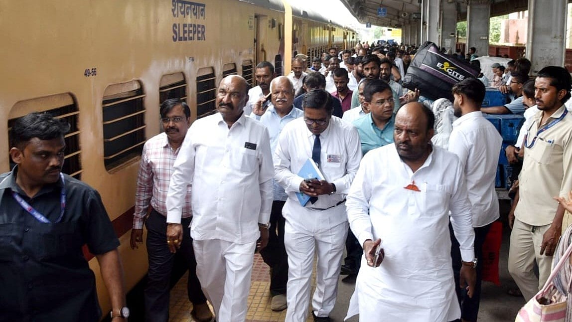 MP Sandipan Bhumre Inspects Railway Station Redevelopment