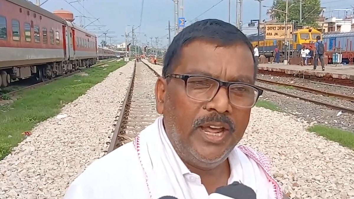 Sikkim Mahananda Express Derails Near Arrah Station