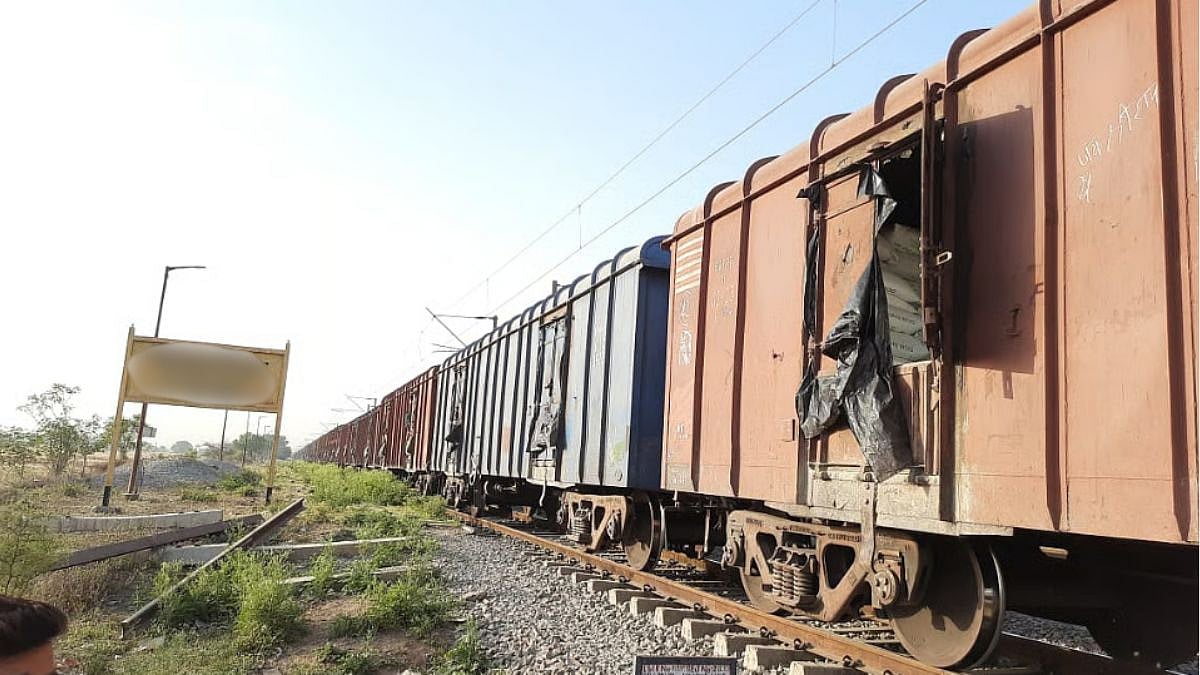 Freight Train Breaks Down Near Vashind