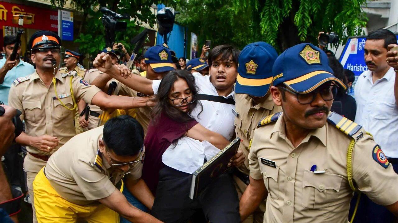 Mumbai Police Book 900 Protesters