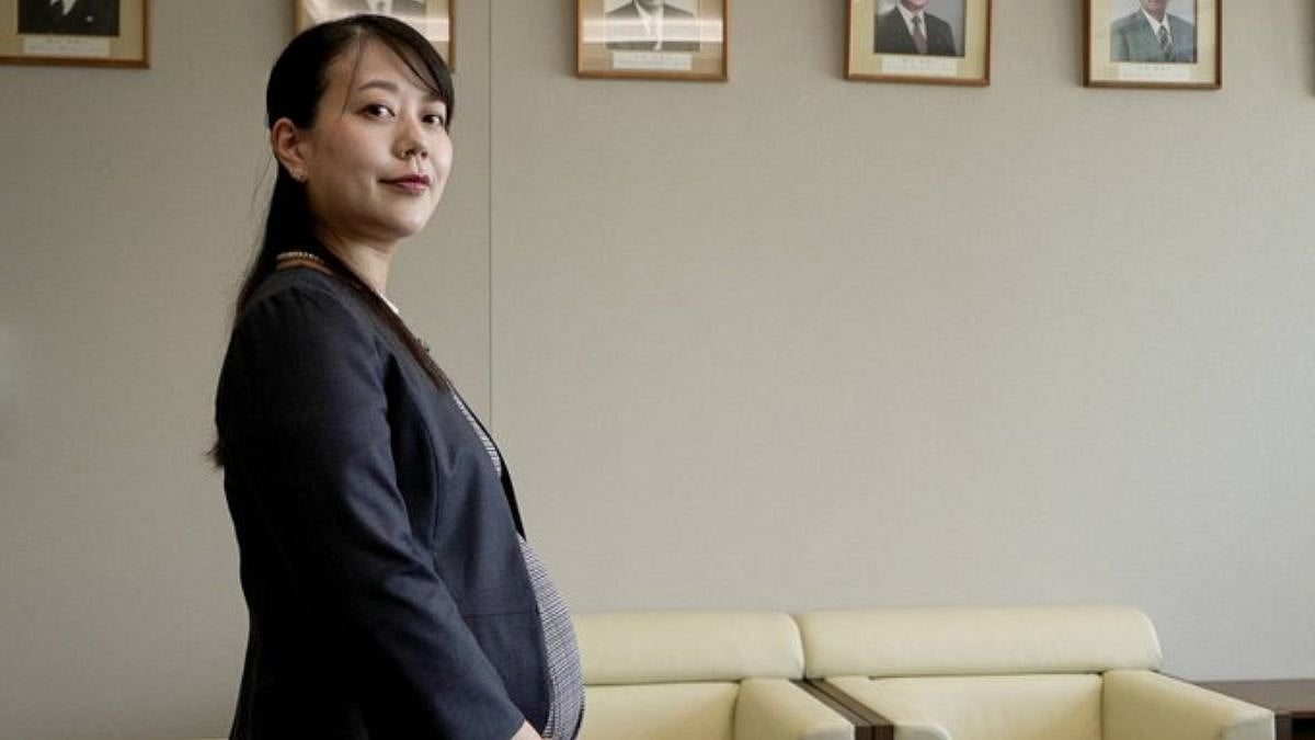 Japan's Youngest Female Mayor Takes Maternity Leave