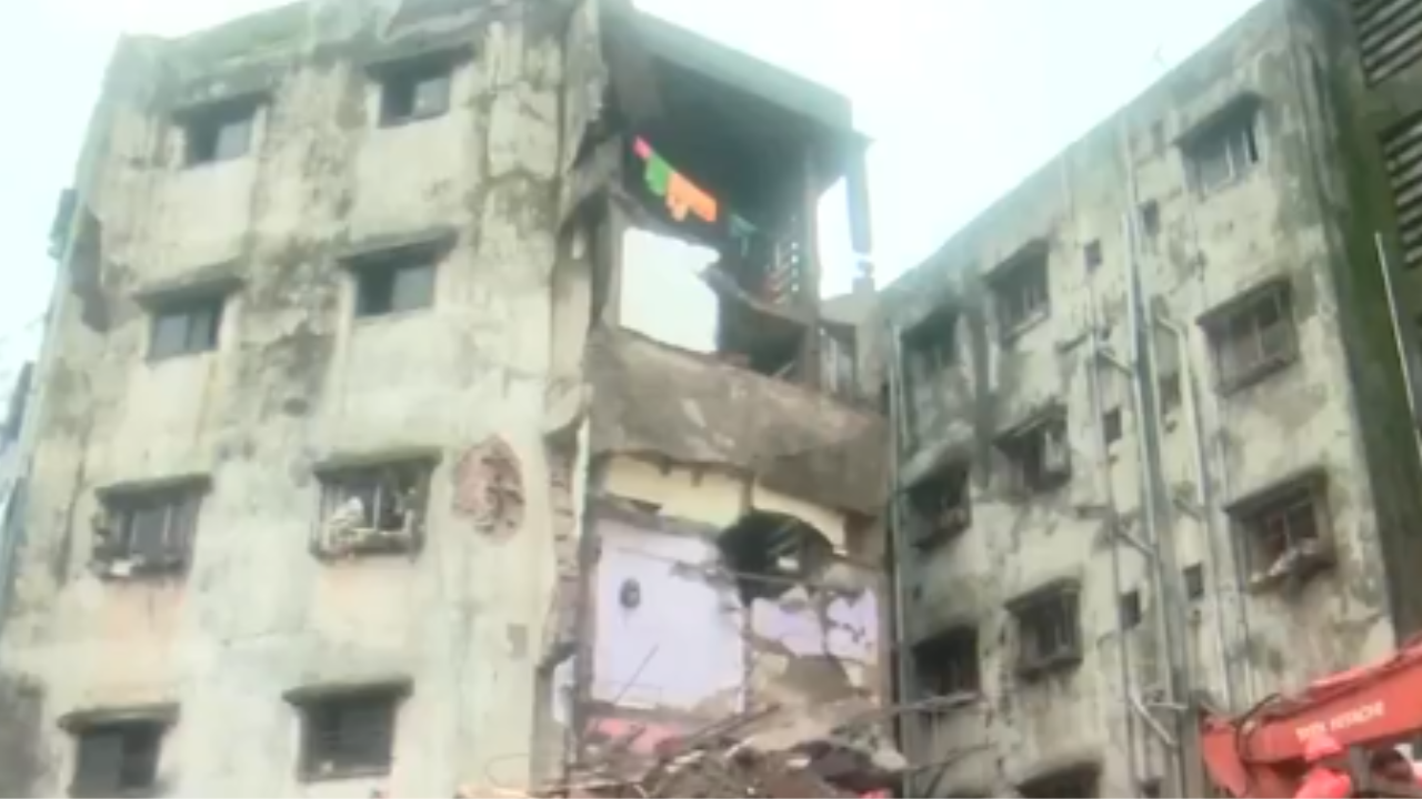 Bhiwandi Building Collapse Kills 1, Traps Several