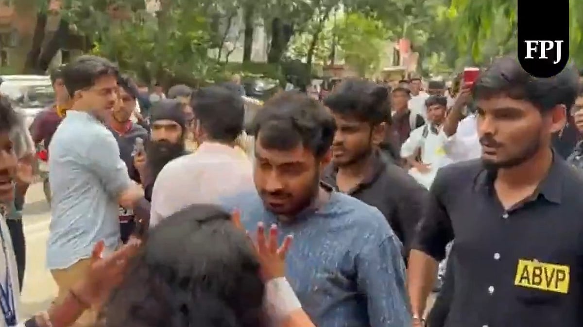MNS, ABVP Workers Clash Outside Sathaye College