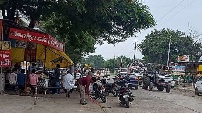 Khachrod Road Encroachments Raise Safety Concerns