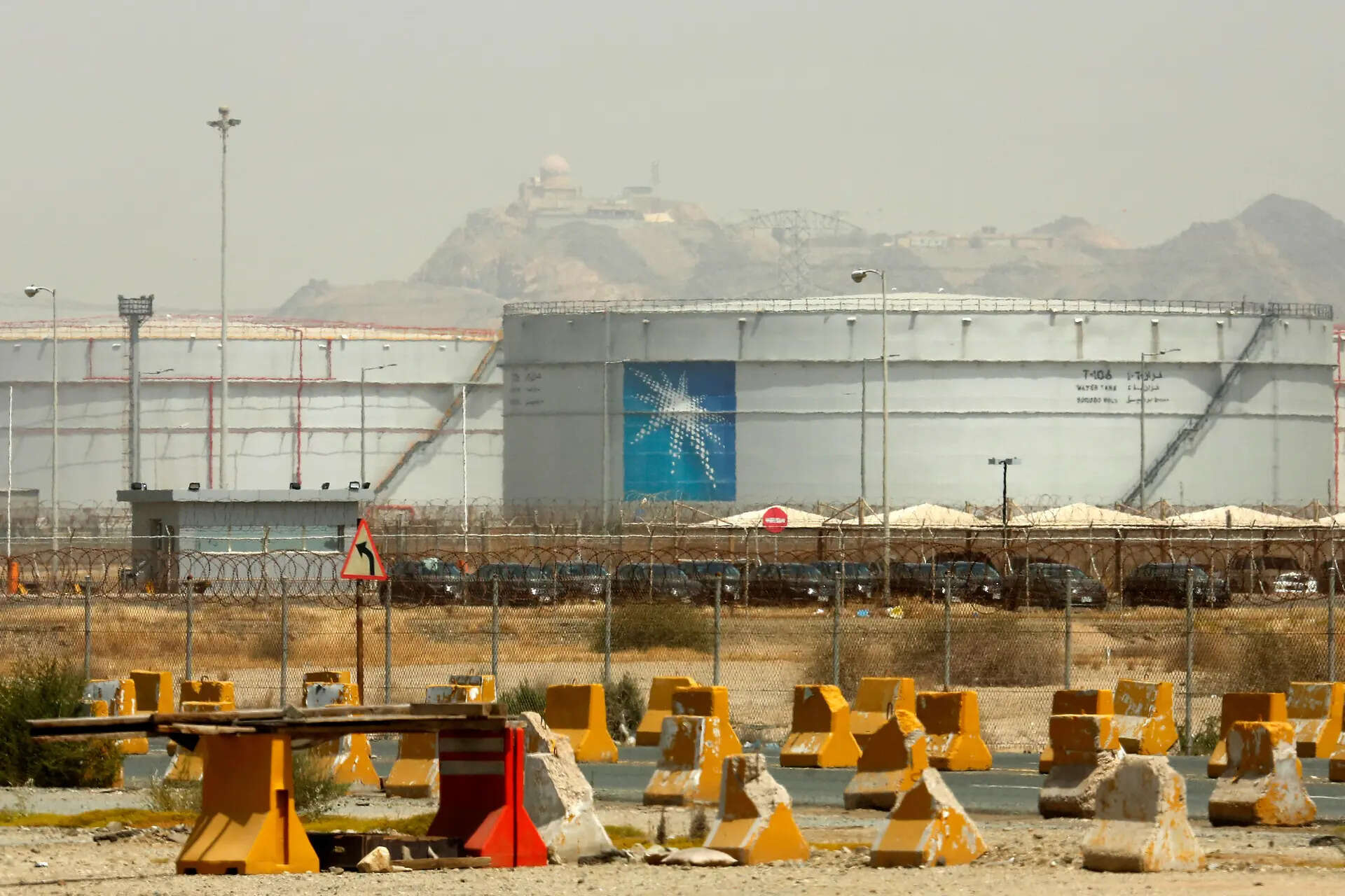 Saudi Arabia Cuts Crude Price Sharply