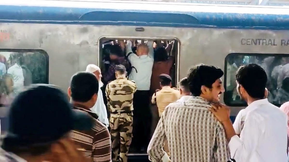 Kalyan Station: AC Local Train Door Malfunction Causes Panic