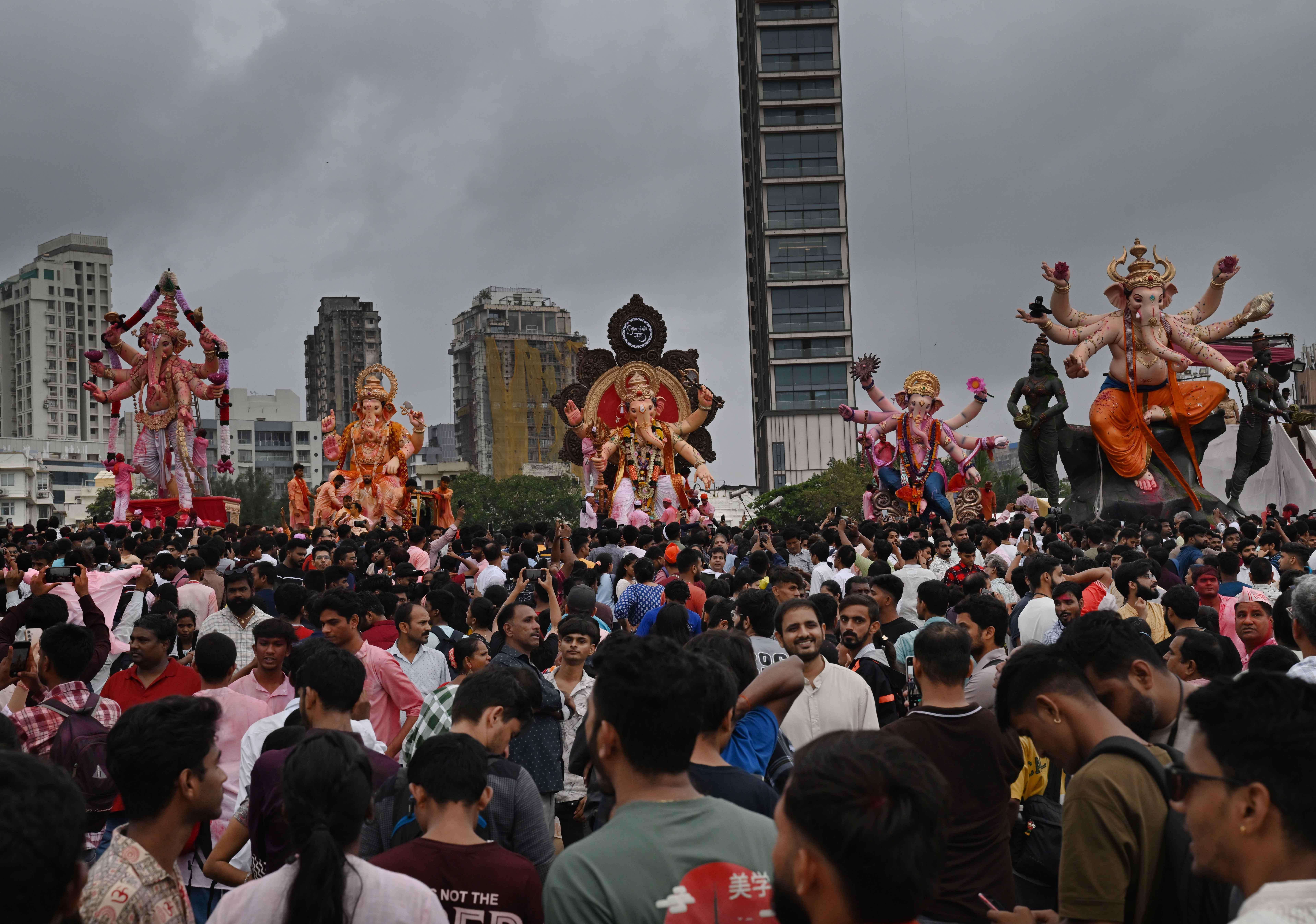 Ganesh Idol Falls in Mumbai, 2 Injured