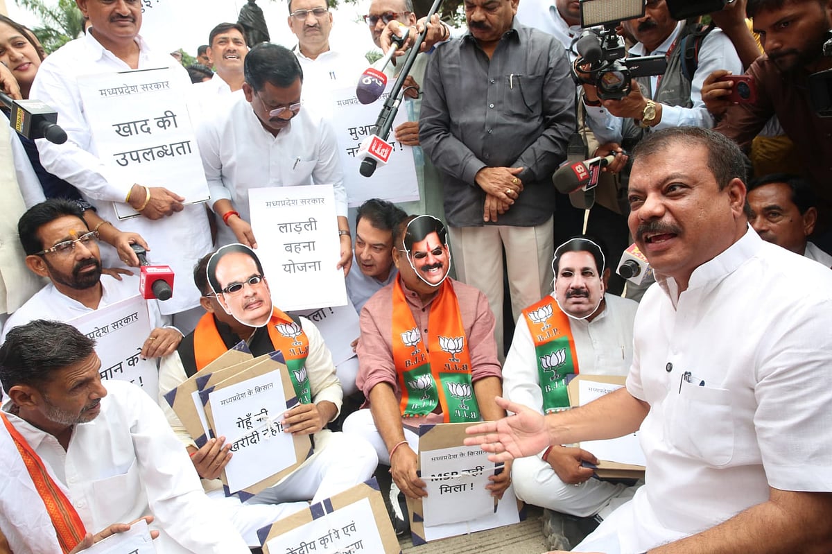 Congress MLAs Protest Fertiliser Shortage, NEET Paper Leak in MP Assembly