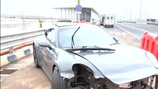 Porsche Crashes into Coastal Road Divider in Mumbai