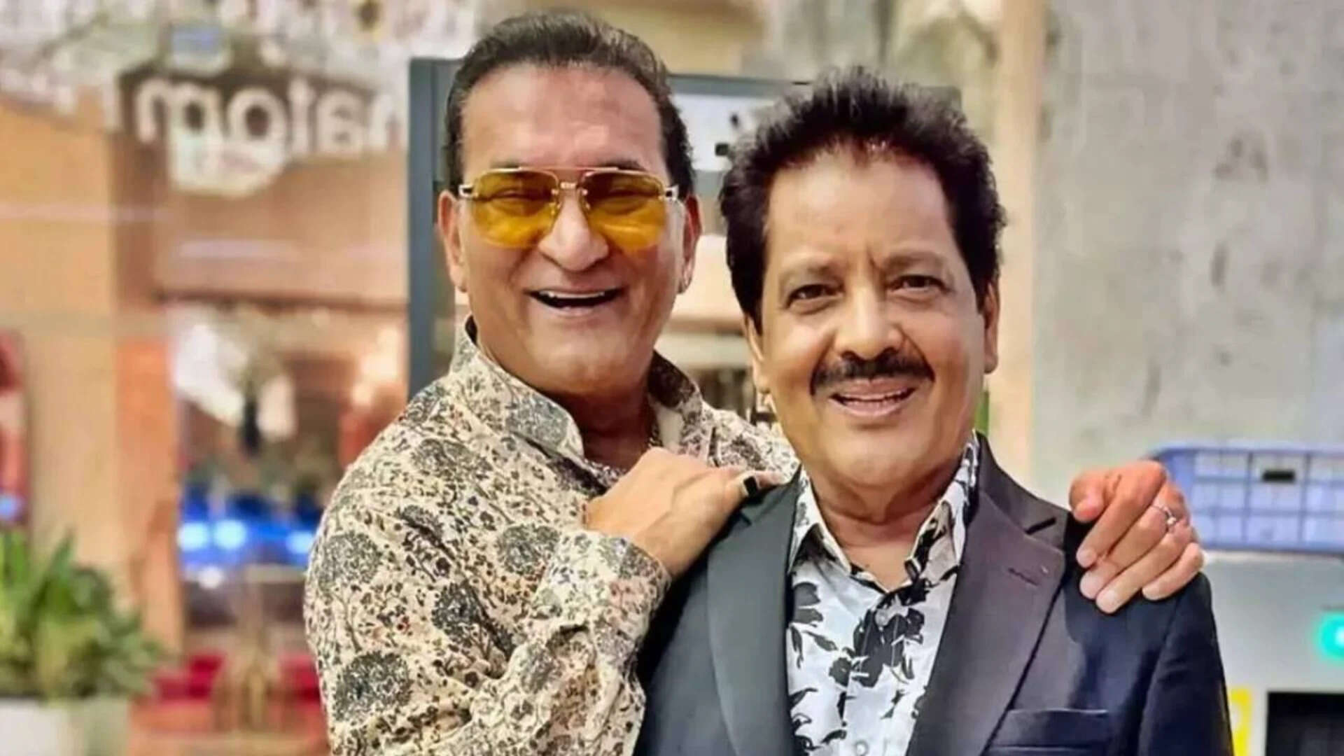 Abhijeet Bhattacharya Supports Udit Narayan in Kissing Controversy