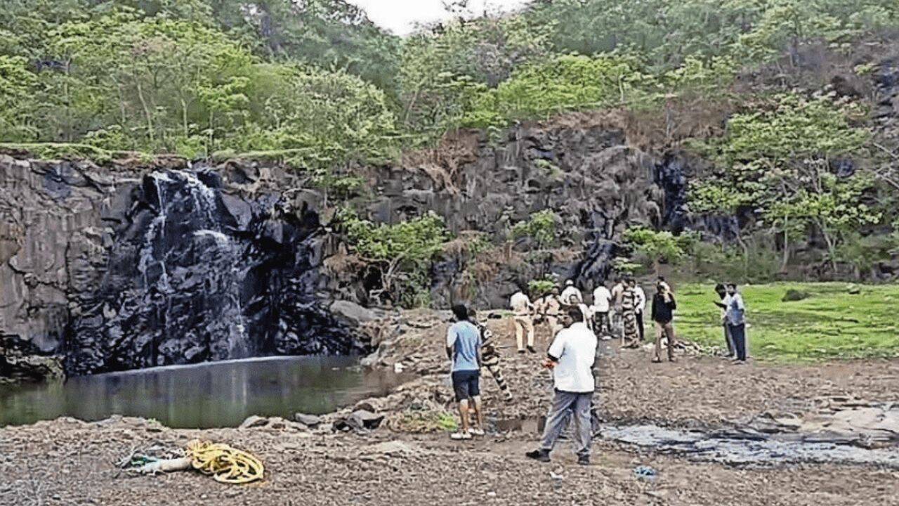 Two Collegians Drown in Dahisar Quarry
