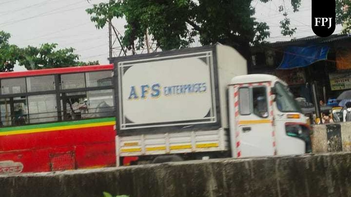 BEST Bus Crashes Into Divider On Sion-Panvel Highway