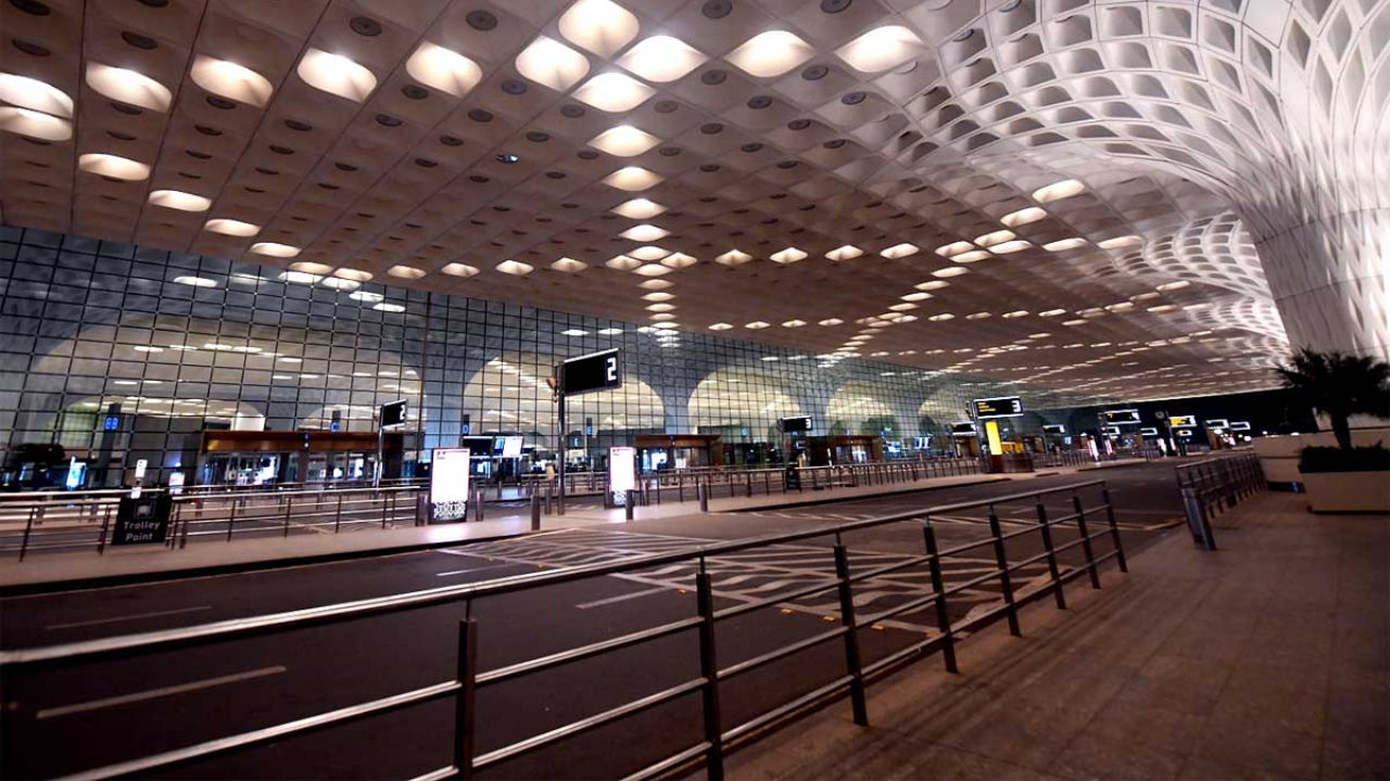 Mumbai Students Report Rs 6.5 Lakh Theft on Flights