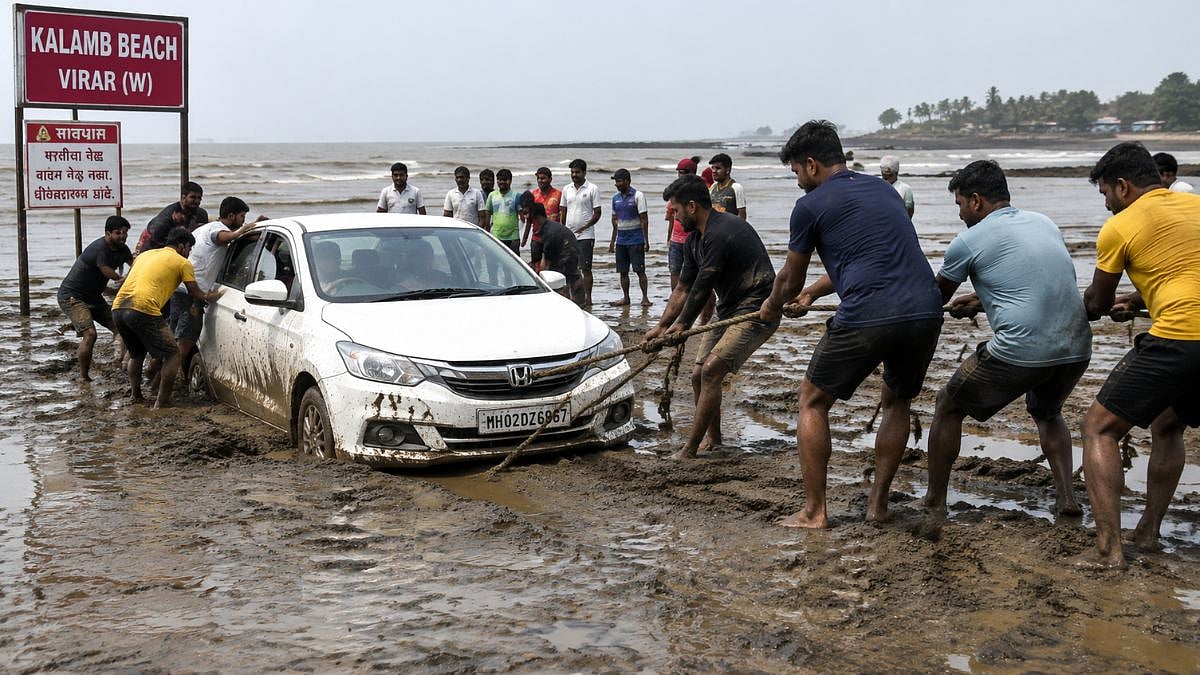 Car Stuck in Sand at Kalamb Beach Rescued by Locals