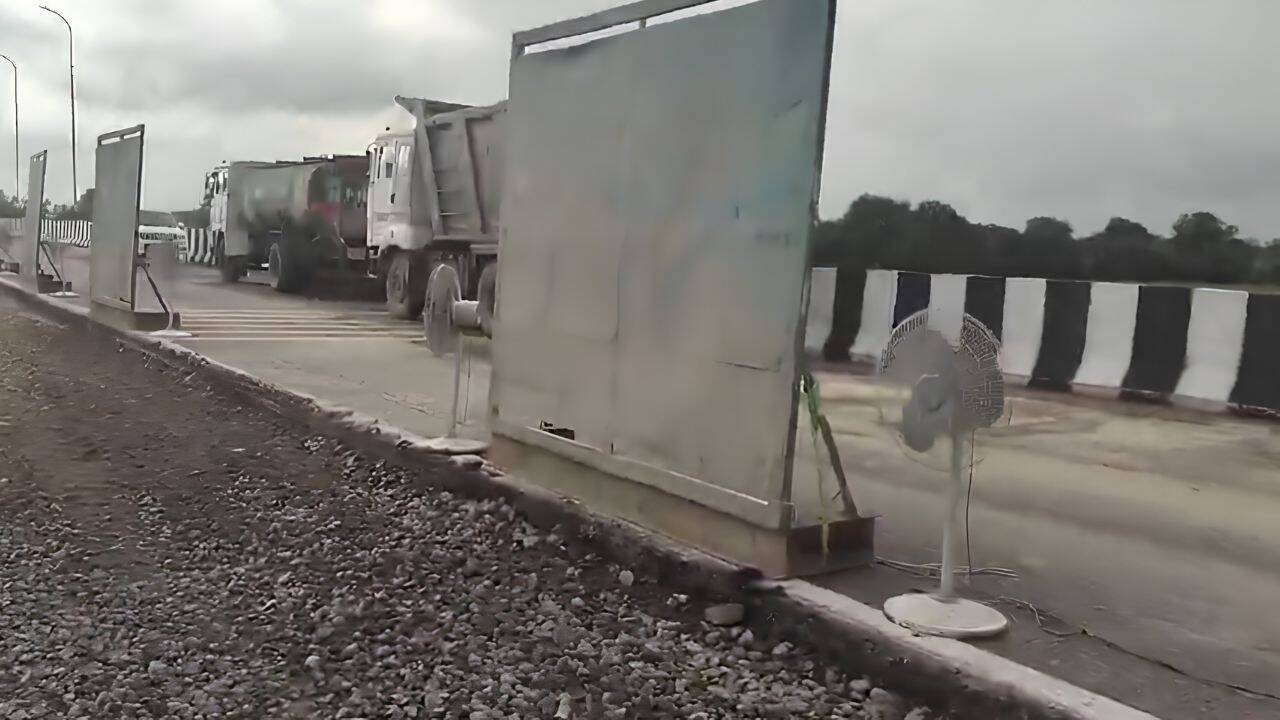 Fans Dry Damaged Lucknow-Kanpur Expressway