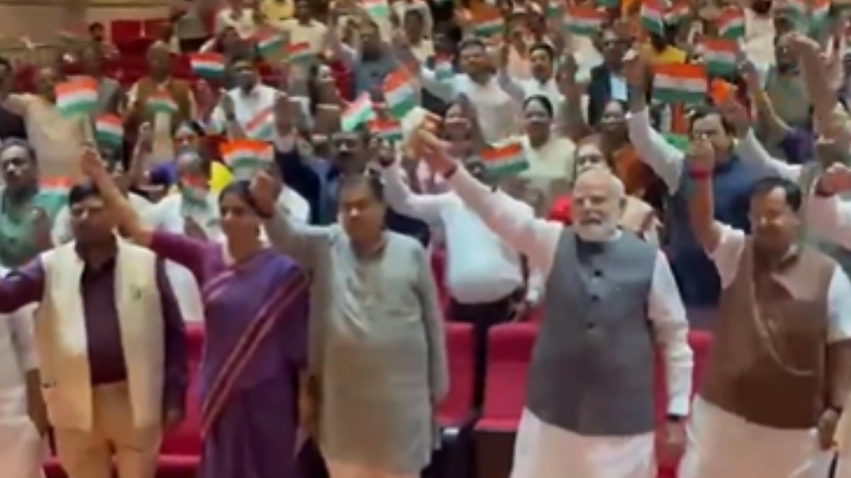 PM Modi, Amit Shah Wave Tiranga at NDA Meeting