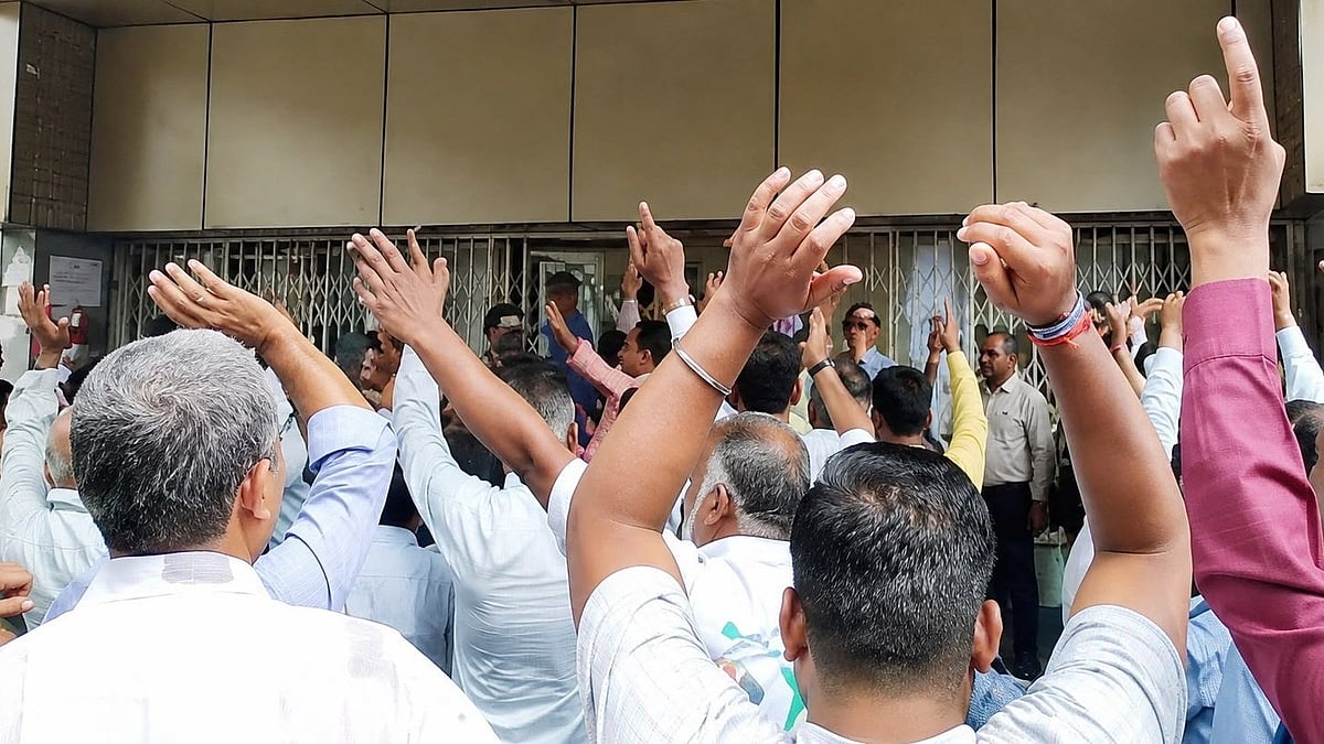 Bhopal DPI Limits Entry to Pass Holders After Protest