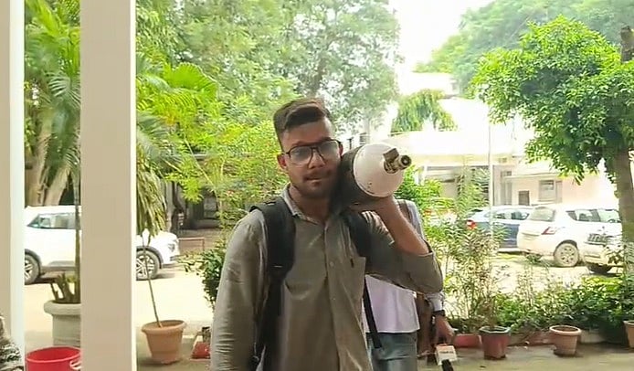 Man Carries Oxygen Cylinder to Public Hearing in Gwalior