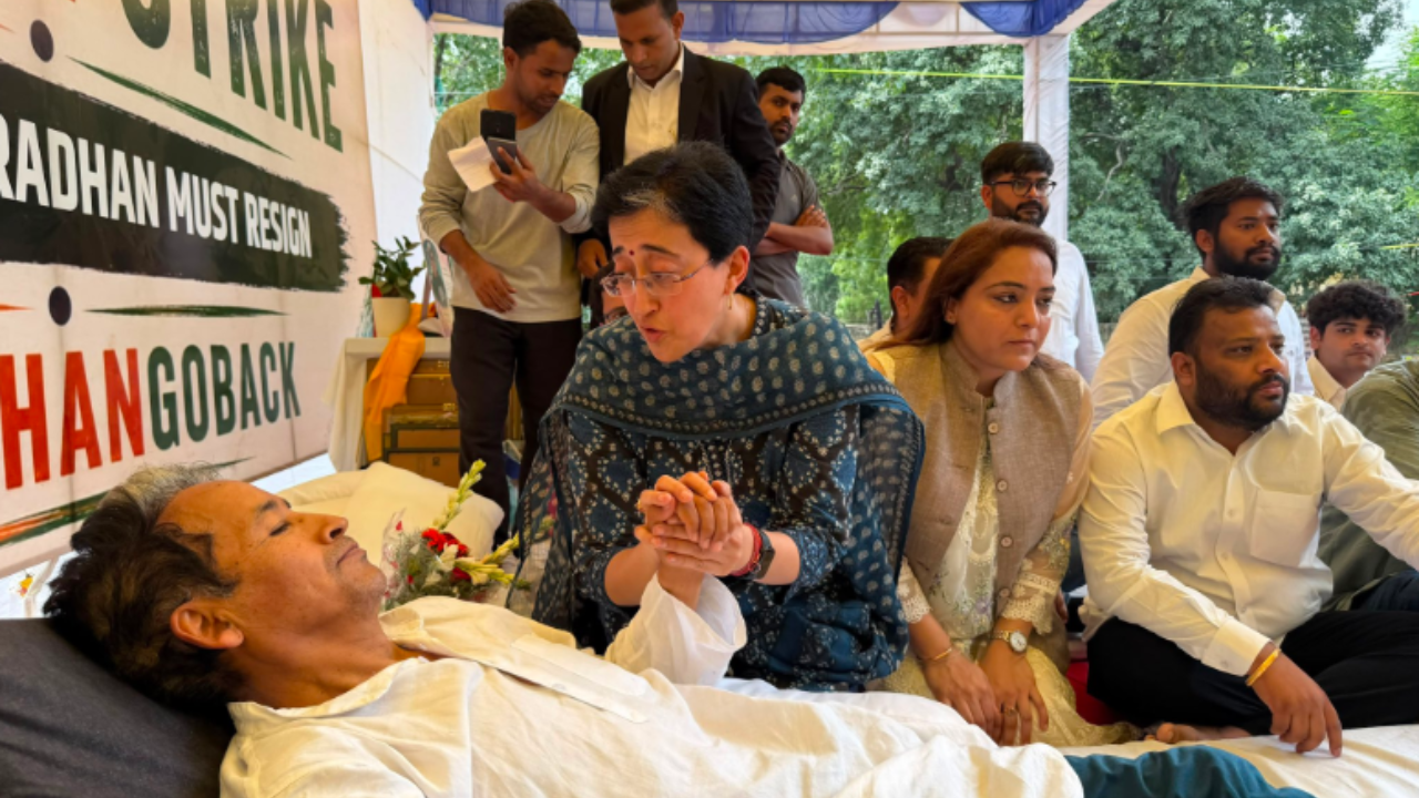 Atishi Joins CJP Protest on Day 24