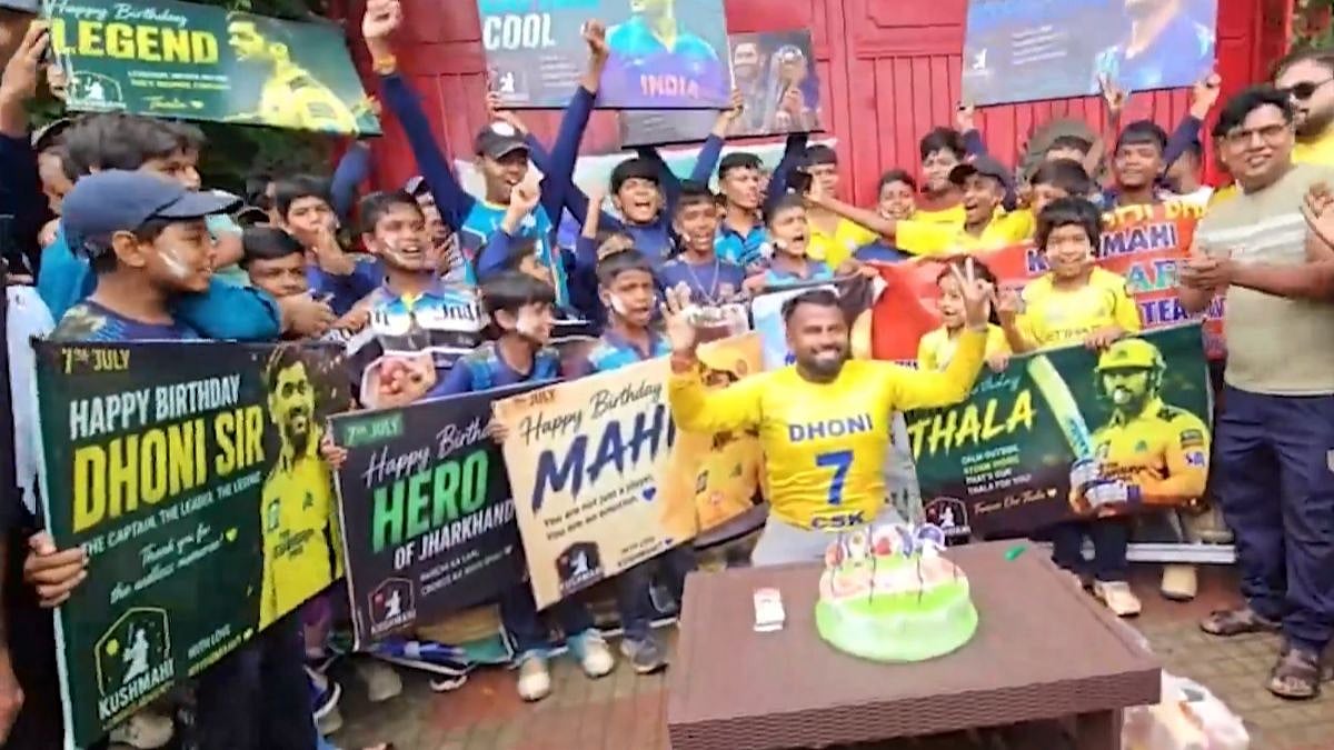 MS Dhoni Turns 45, Fans Celebrate Outside Ranchi Home