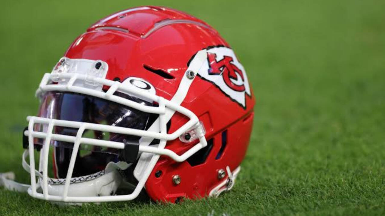 Chiefs Reunite with Emmanuel Ogbah
