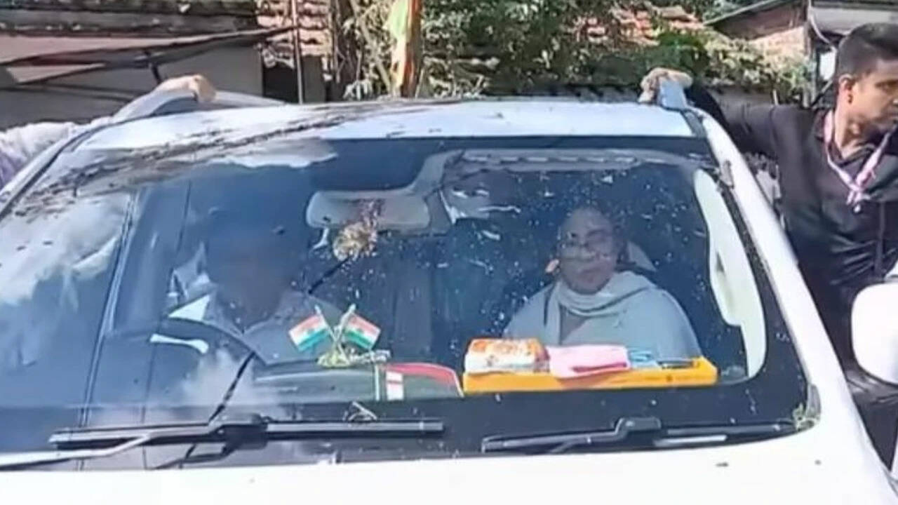 Mamata Banerjee's SUV Attacked in Halisahar