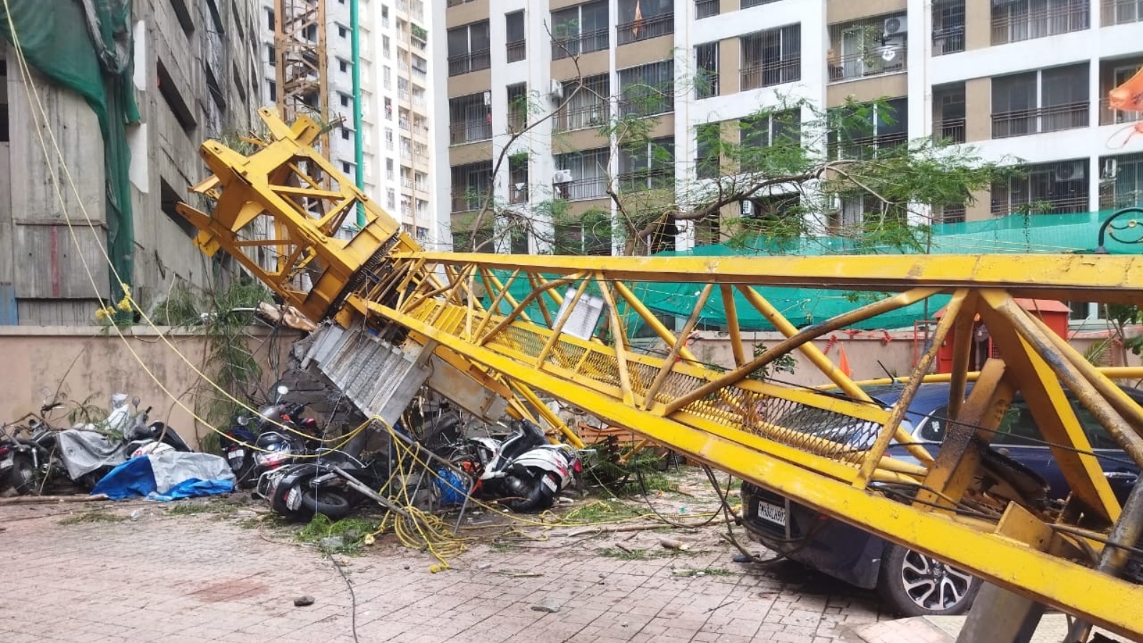 Crane Crash Kills 21-Year-Old in Mumbai